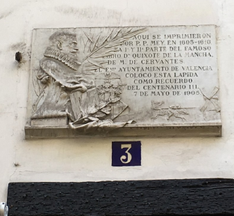 placa conmemorativa dedicada a labor
                                                                        impresión de la segunda edición del Quijote
